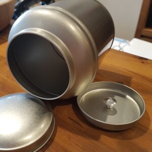 Theeblikje Globe, met domed deksel 11.5 x 9 cm