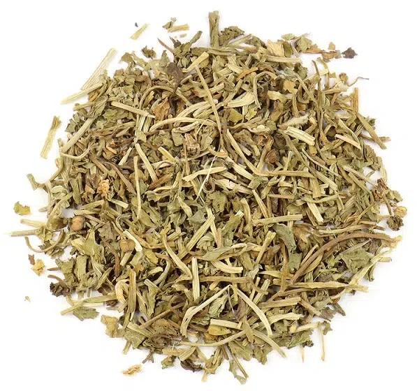Gesneden Gotu Kola (Aziatische Waternavel) gedroogde kruiden voor een verhelderende infusie.